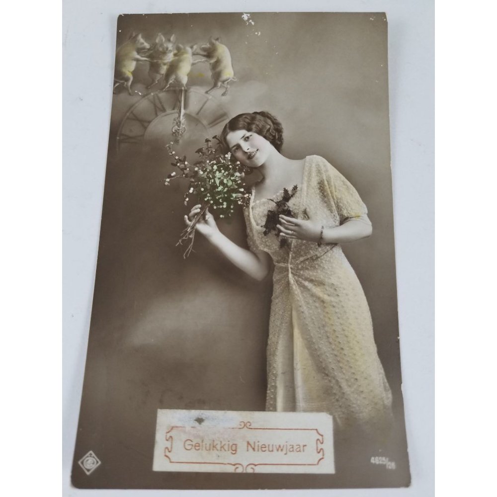 Vintage Pretty Dutch Girl w/Mistletoe Dancing Pigs Clock 1913 Gelukkig Nieuwjaar